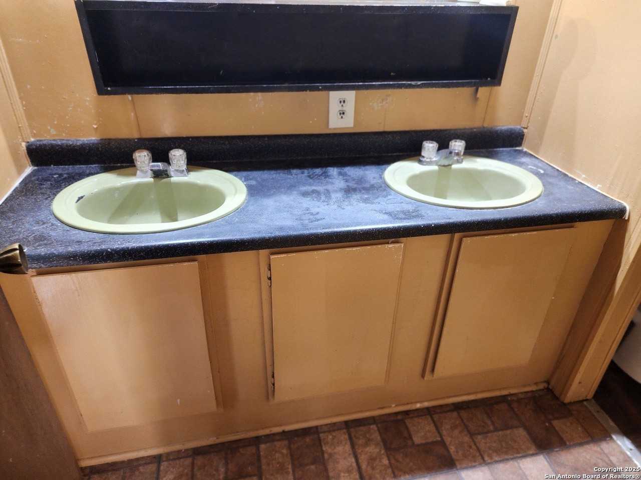 520 Royal Oak Dr - Photo 7 of 18