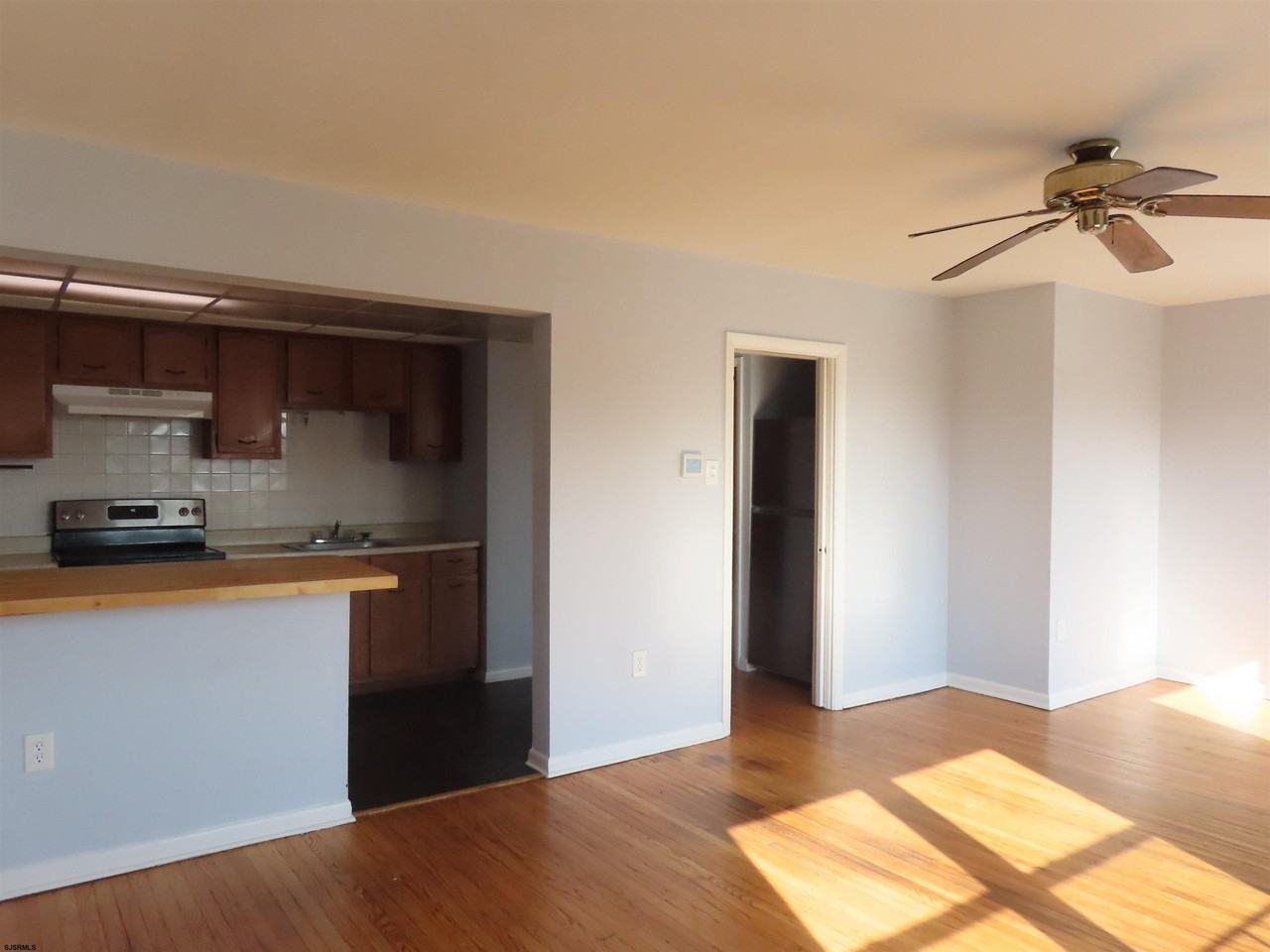 139 N Dorset Ave - Photo 3 of 14