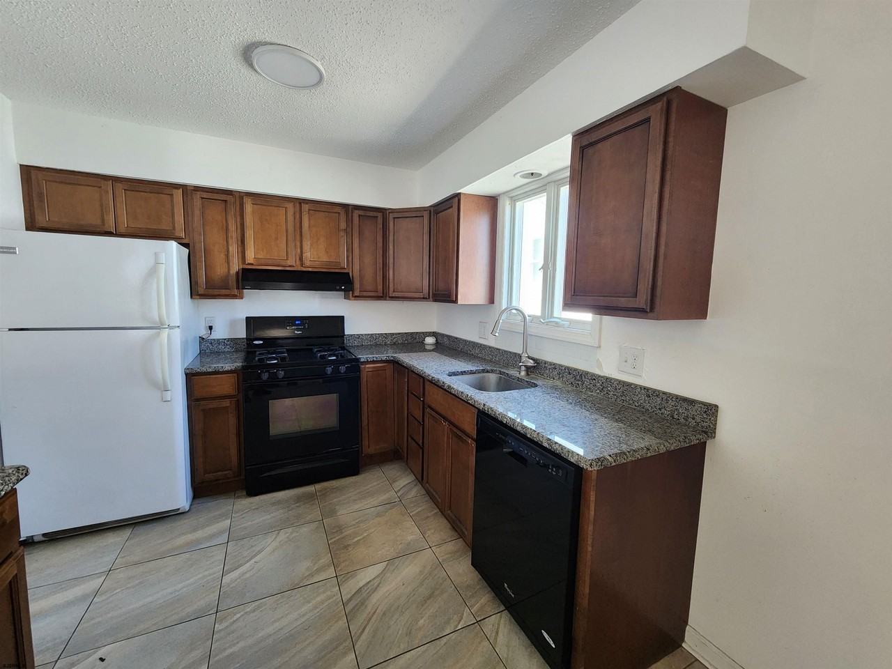 106 N Dudley Ave - Photo 3 of 14