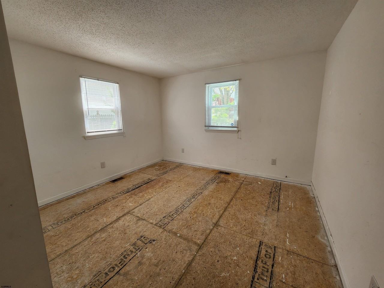 106 N Dudley Ave - Photo 7 of 14
