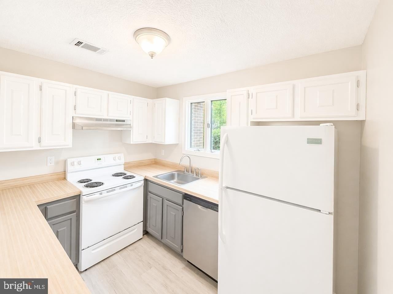 22026 Gloucester Ct #A8 - Photo 5 of 12