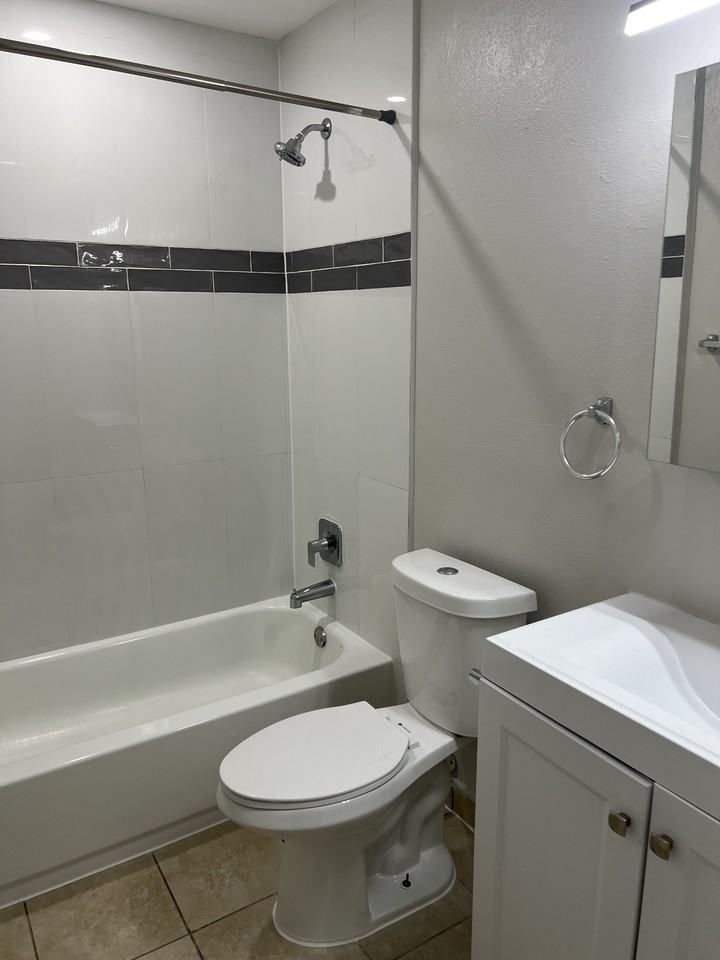 1114 Ne 16th Pl #3 - Photo 4 of 7