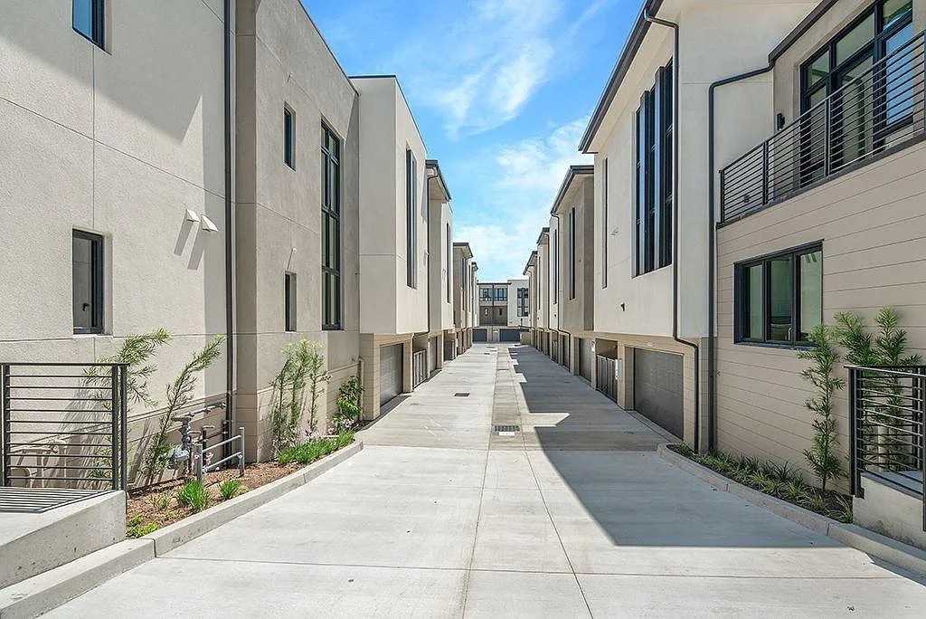 Santa Anita  - 505B #505B - Photo 2 of 2