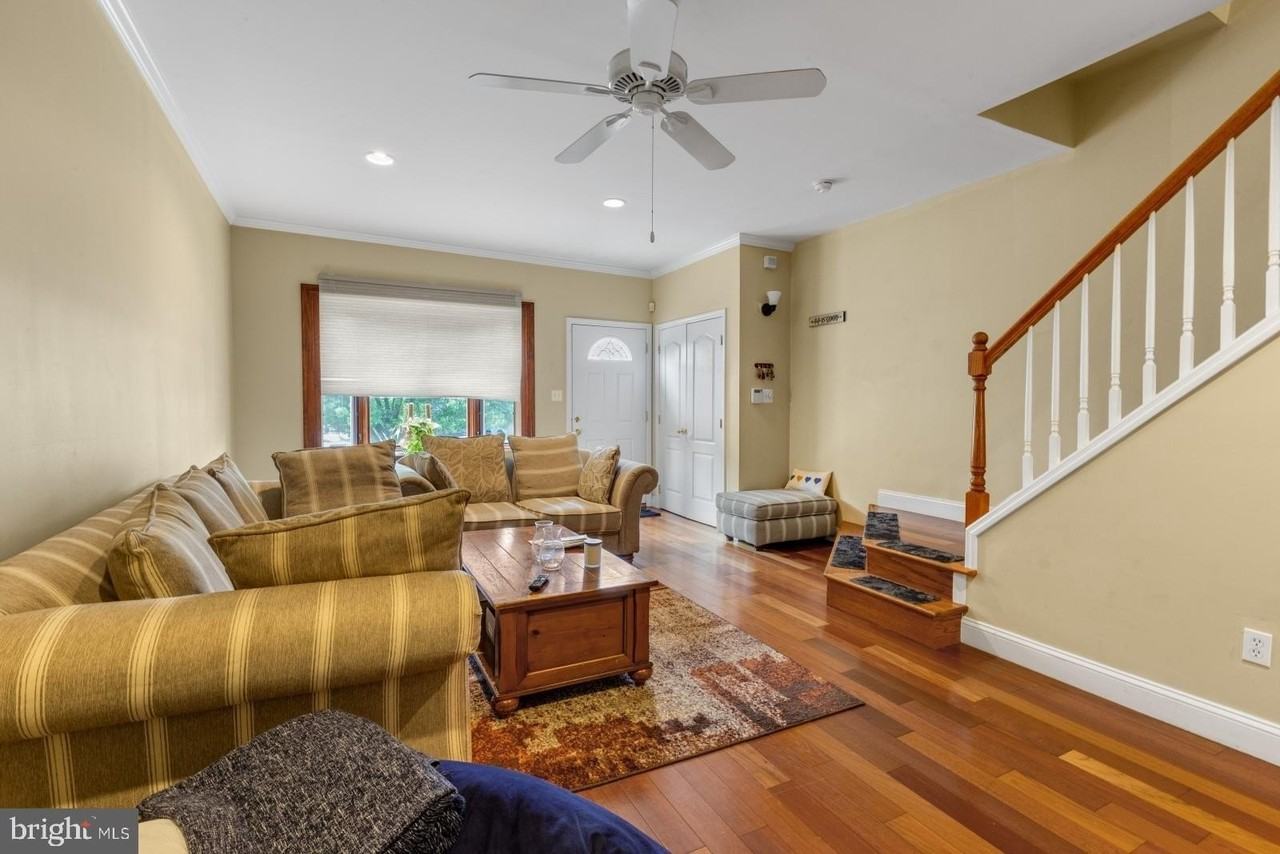 2813 Ogden St - Photo 5 of 39