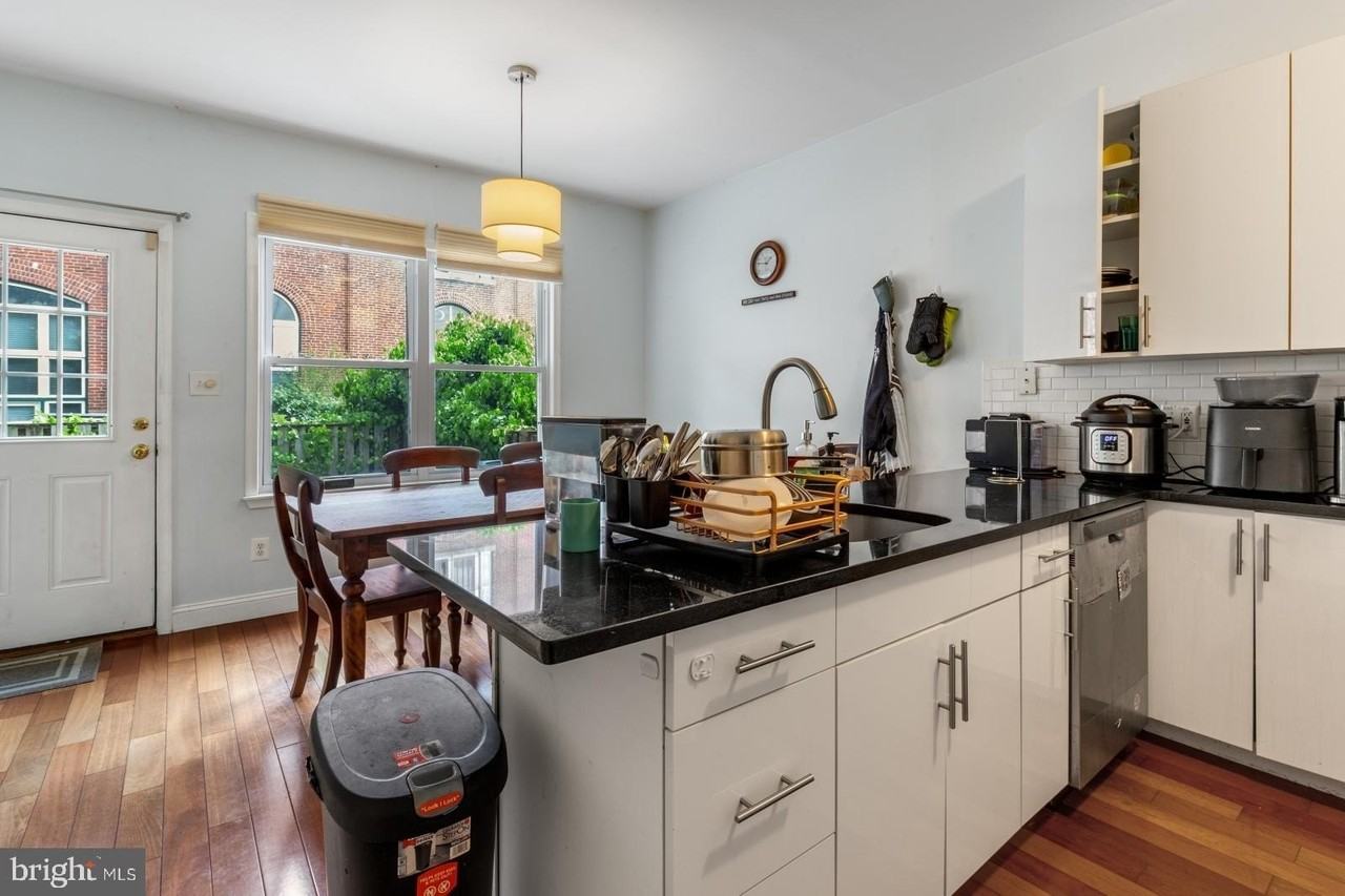 2813 Ogden St - Photo 6 of 39