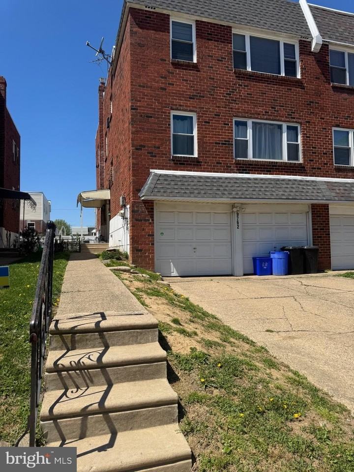 9762 Hilspach St - Photo 2 of 12