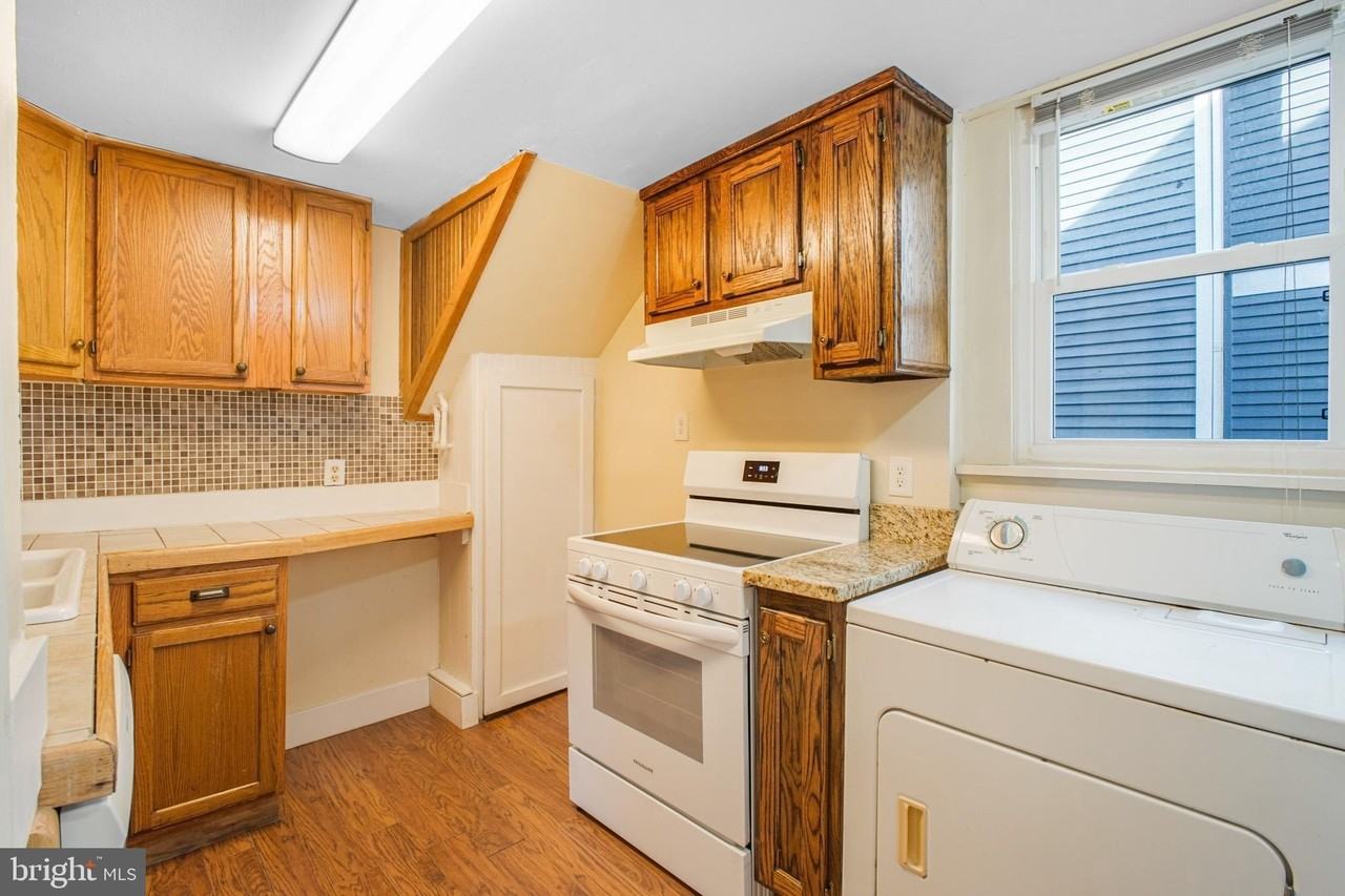 307 Hawke St - Photo 7 of 30