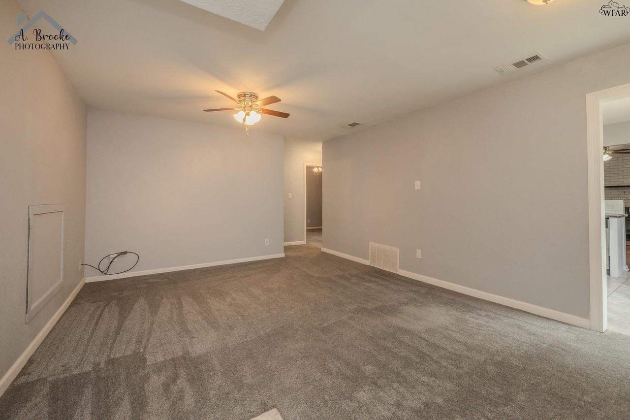 2953 Moffett Ave - Photo 4 of 22