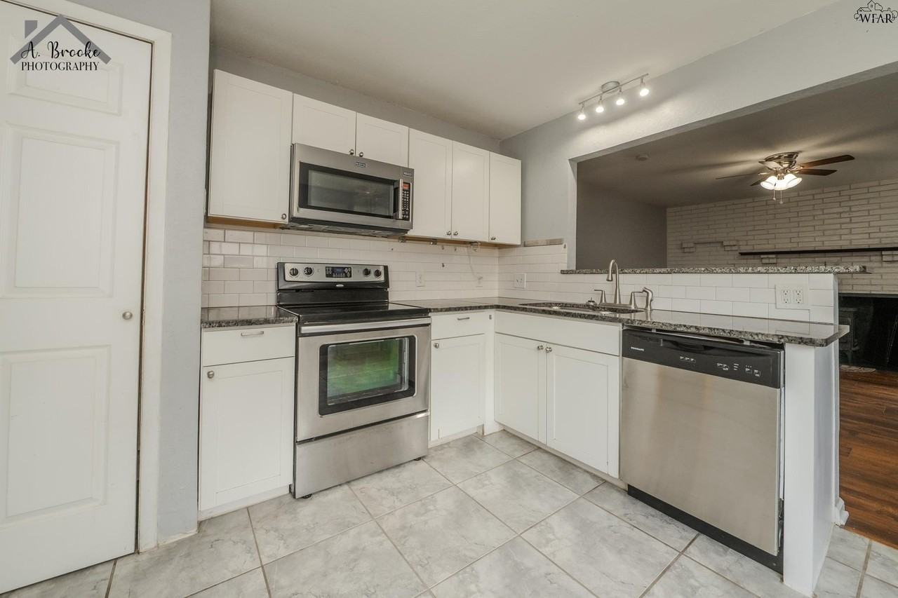 2953 Moffett Ave - Photo 5 of 22