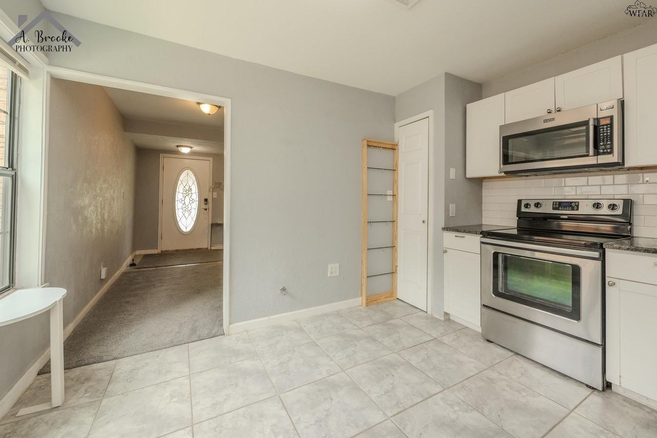 2953 Moffett Ave - Photo 7 of 22