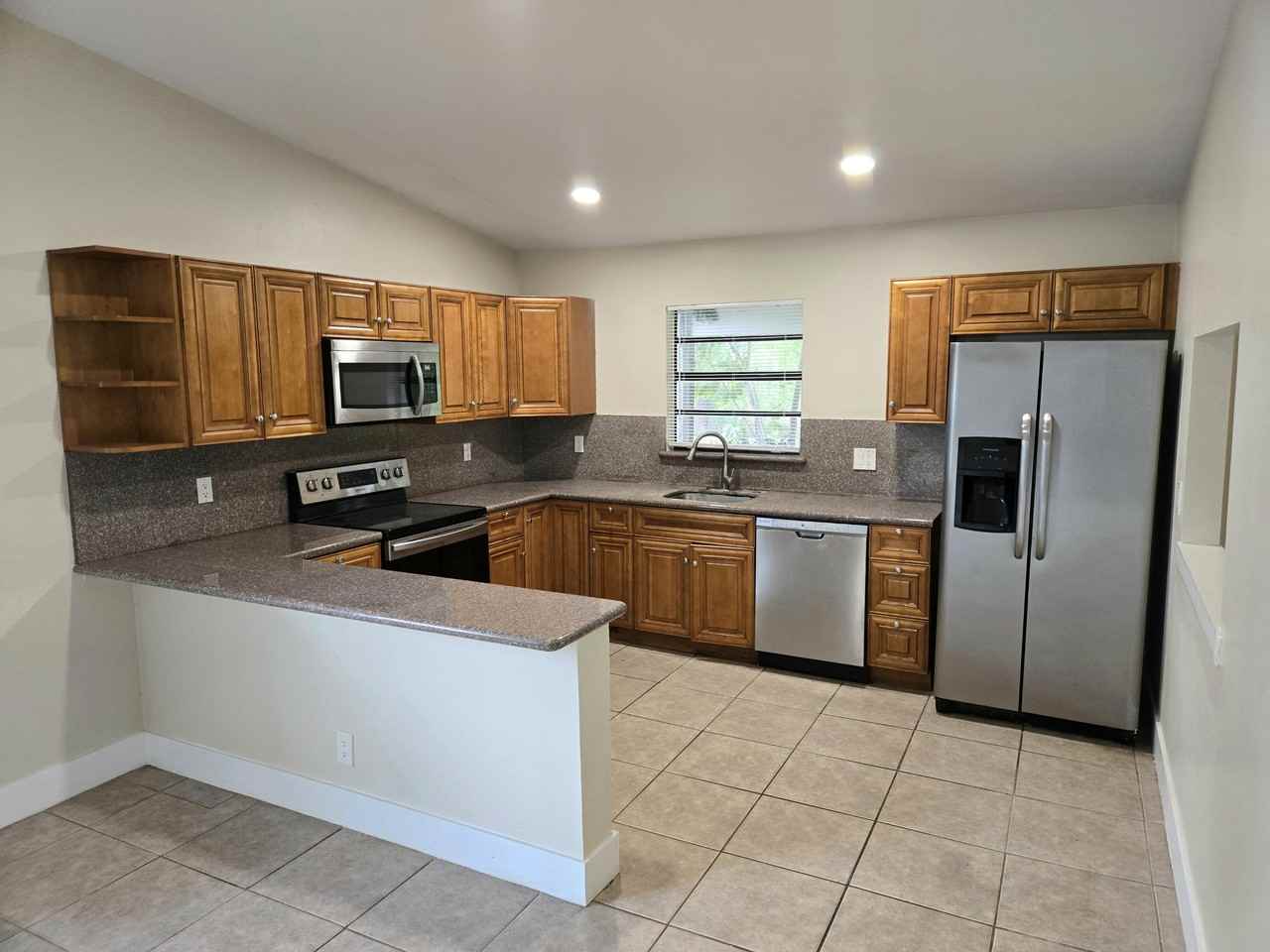 3921 Nw 114th Ave - Photo 4 of 17