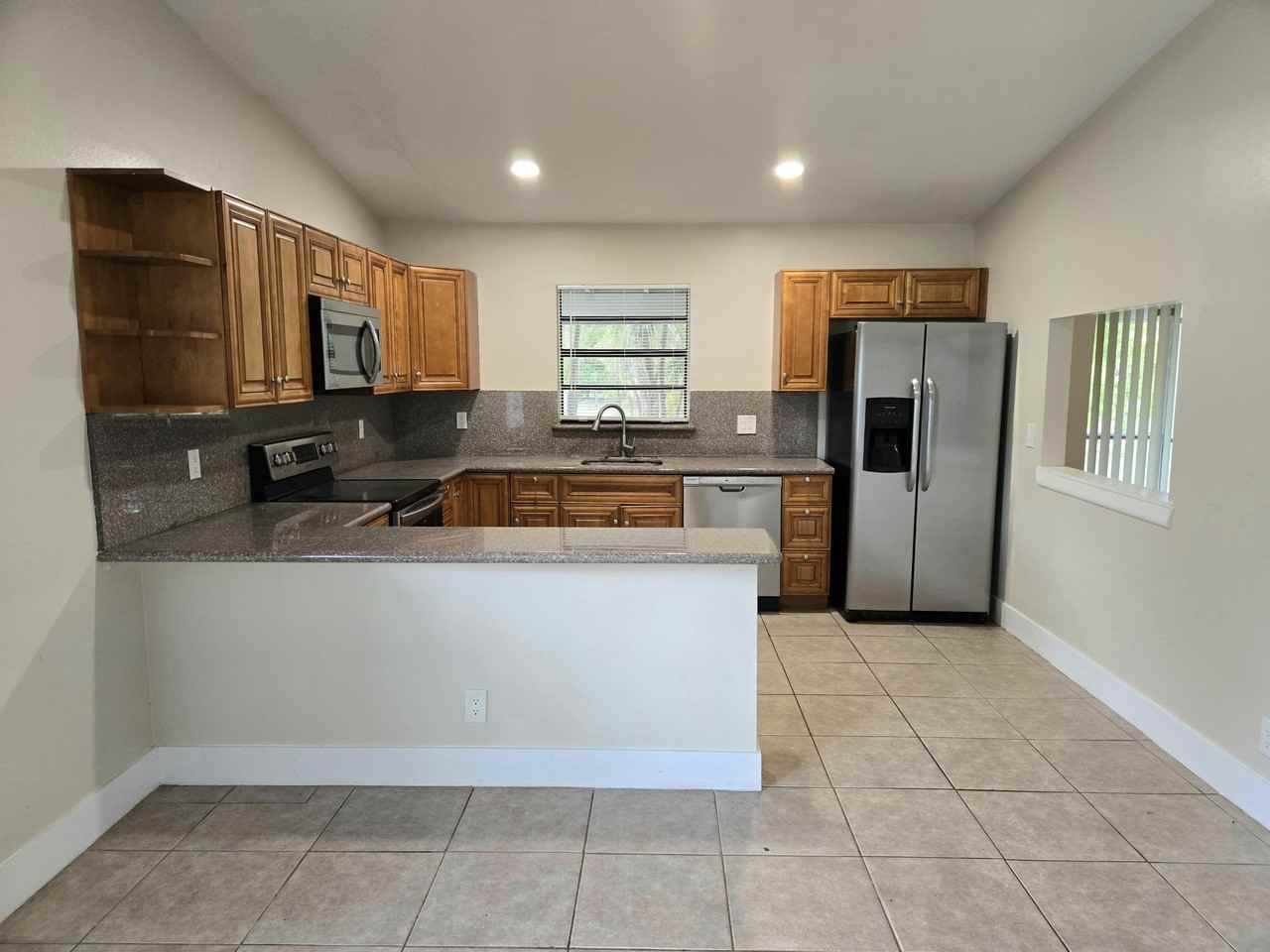 3921 Nw 114th Ave - Photo 5 of 17