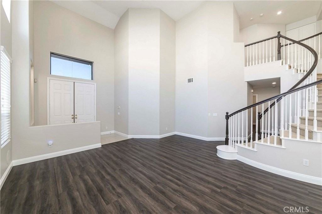 16252 Fieldcrest Ct - Photo 3 of 34
