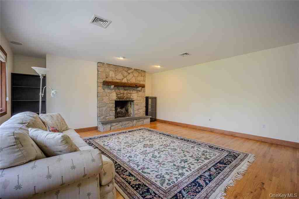 1921 Lamela Dr - Photo 4 of 32