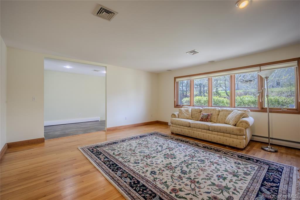 1921 Lamela Dr - Photo 6 of 32