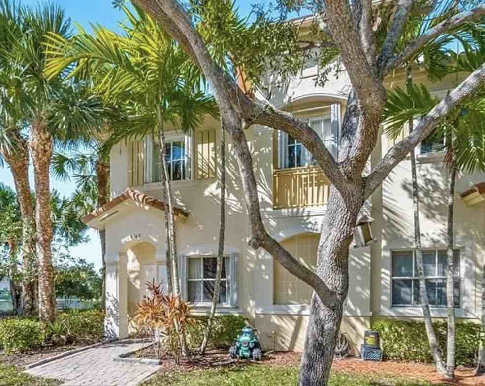 8365 SW 26th St - Photo 5 of 17