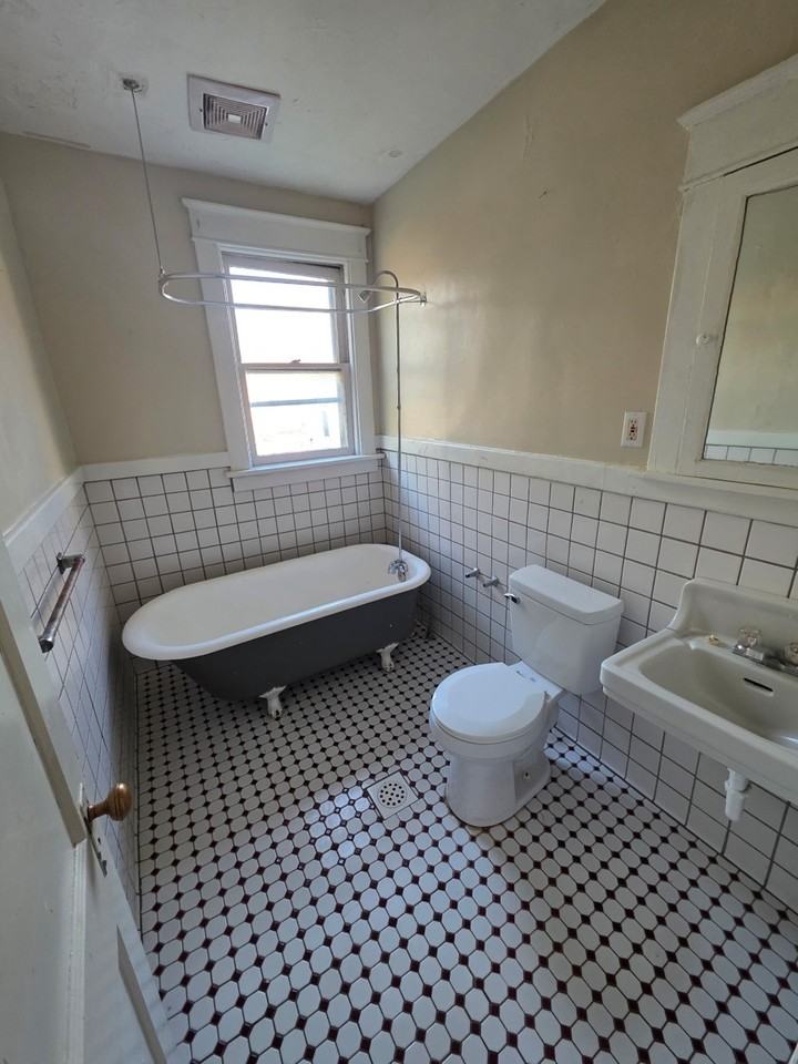 1110 Wallace St #1110-2ndFL - Photo 3 of 9