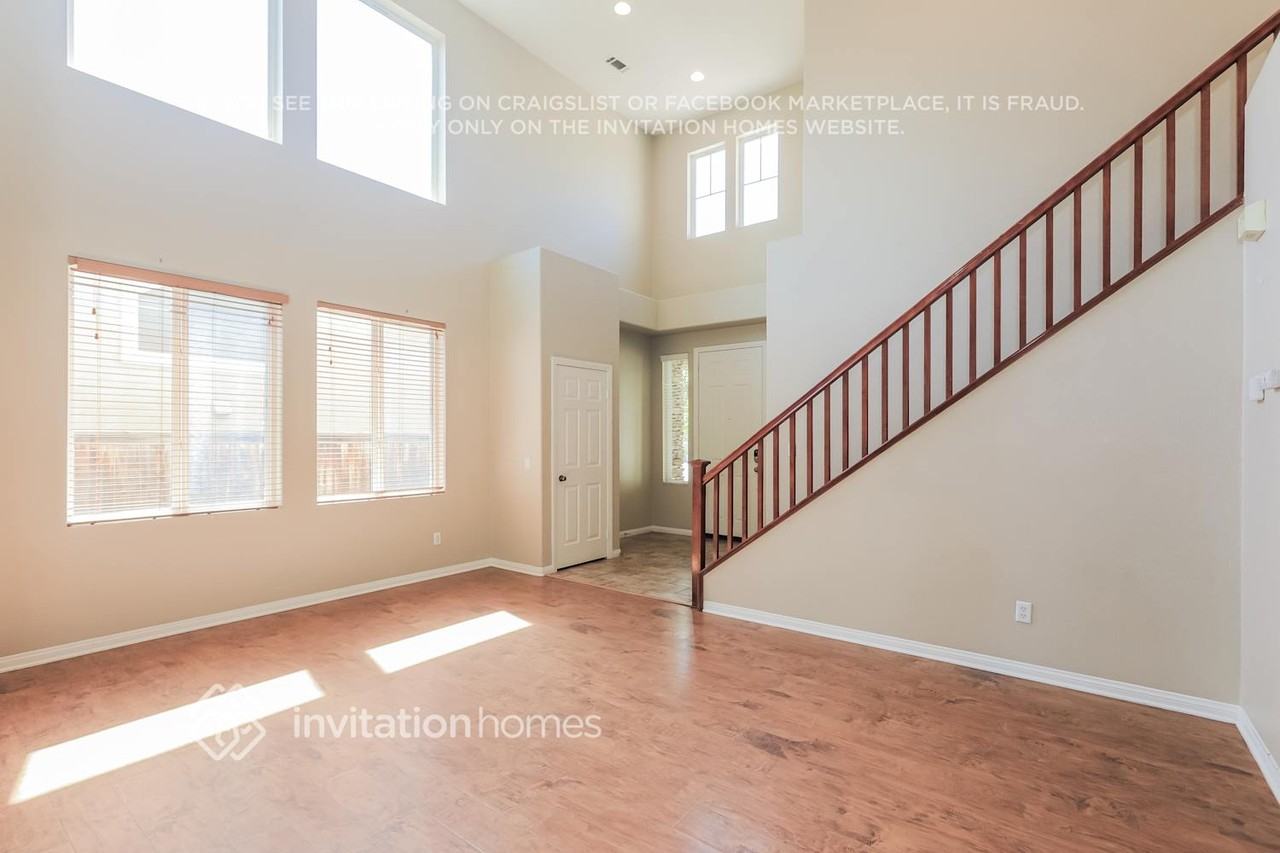 1066 Queen Annes Ln - Photo 5 of 18