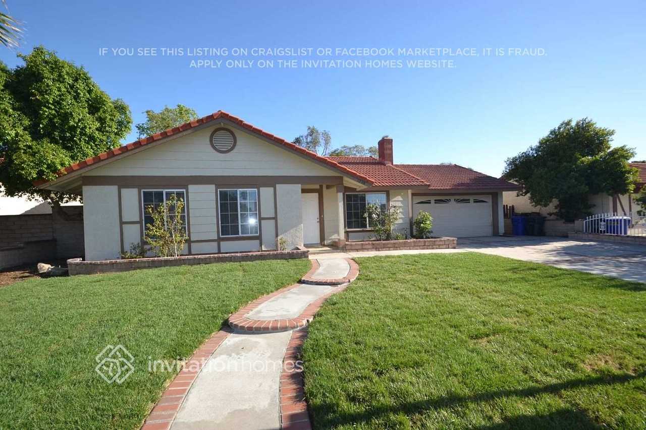 1238 W Hawthorne St - Photo 2 of 8