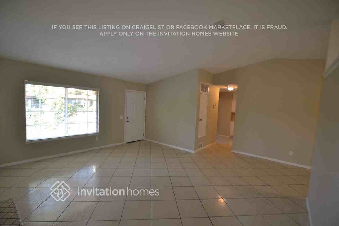 1238 W Hawthorne St - Photo 3 of 8