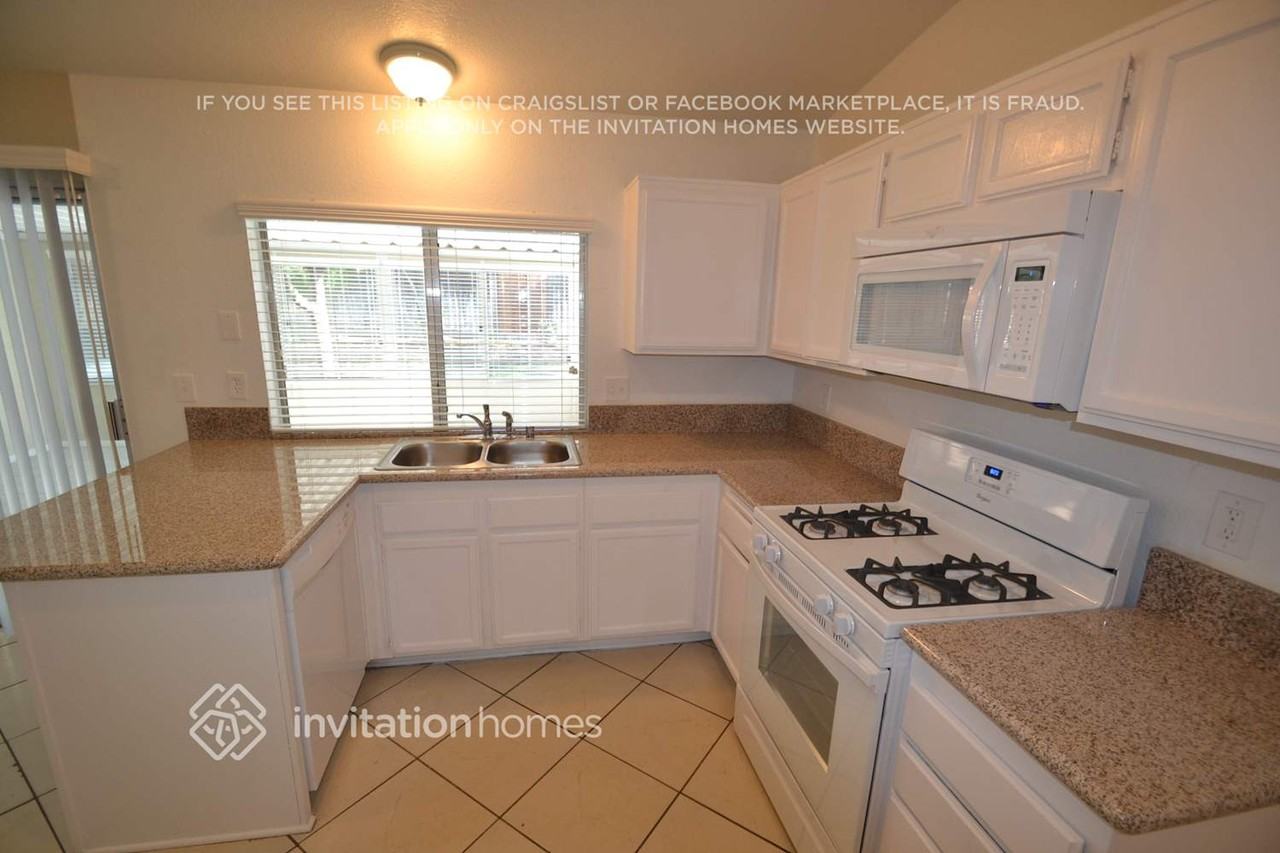 1238 W Hawthorne St - Photo 5 of 8