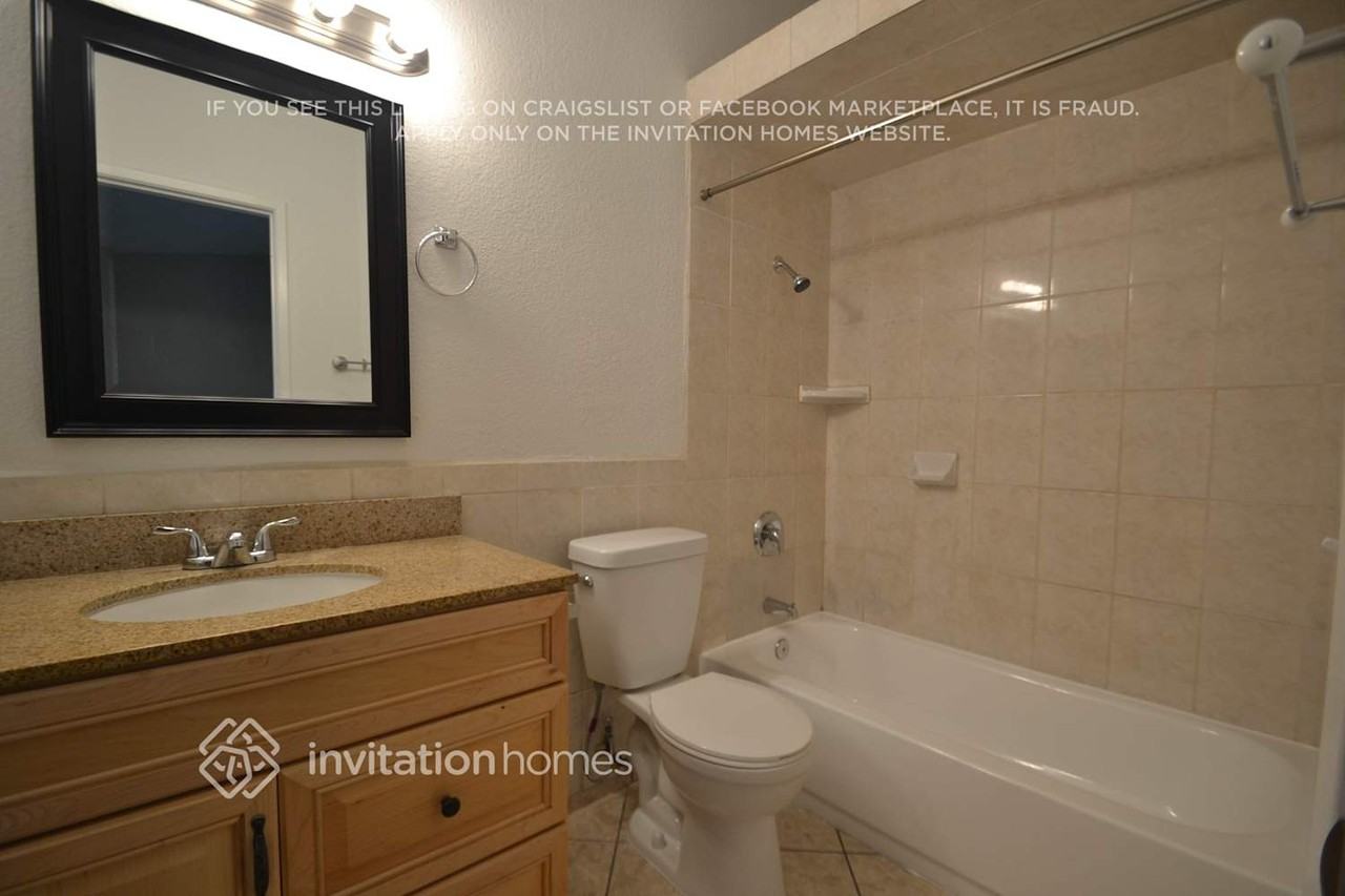 1238 W Hawthorne St - Photo 7 of 8