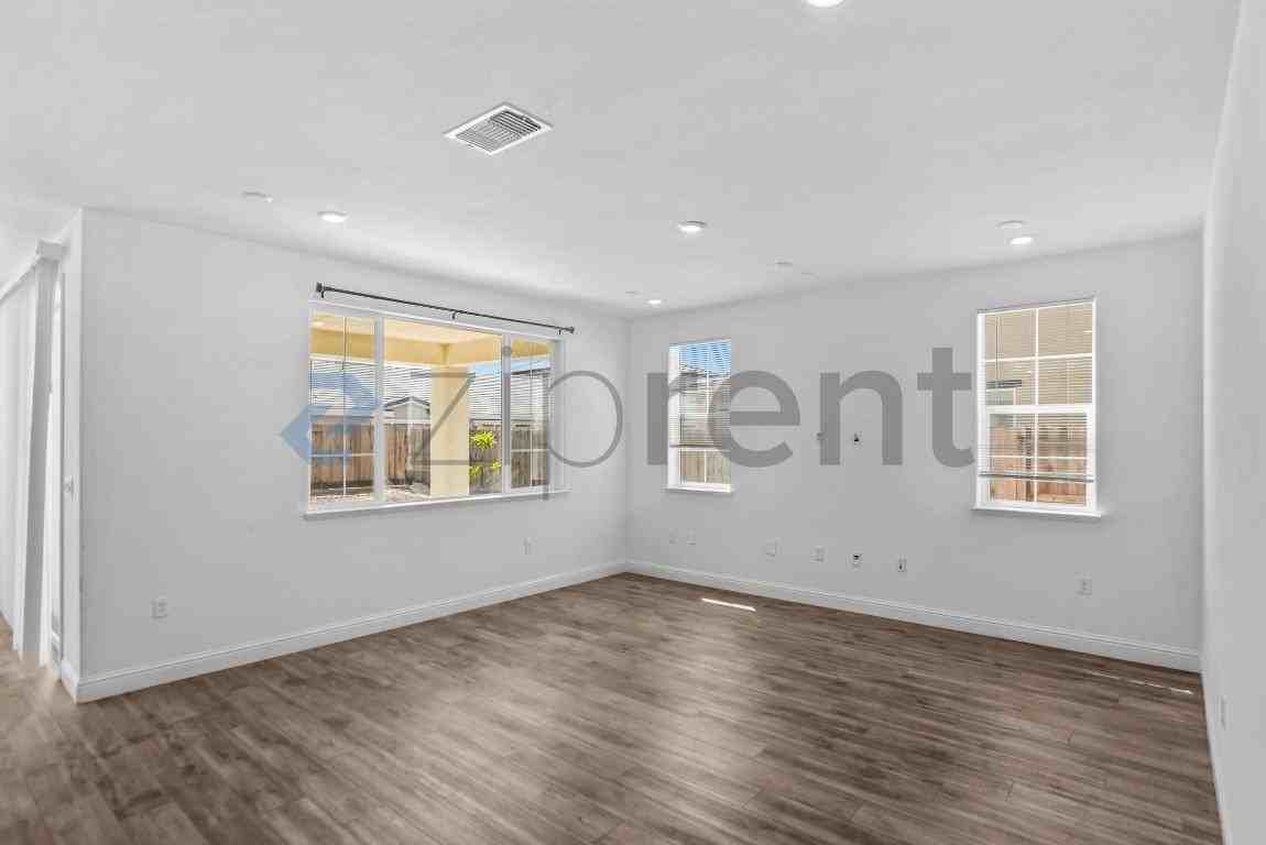 3286 Deer Oak St - Photo 6 of 32