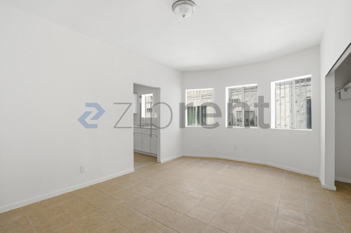 1513 W 12th Pl #4 - Photo 5 of 11