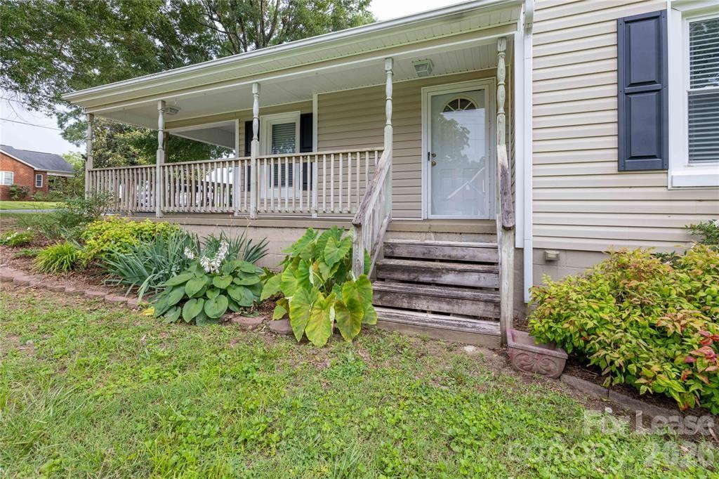 123 E 2nd St #1 - Photo 4 of 37