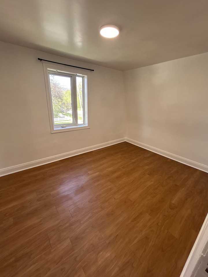 452 Notre Dame St - Photo 5 of 11