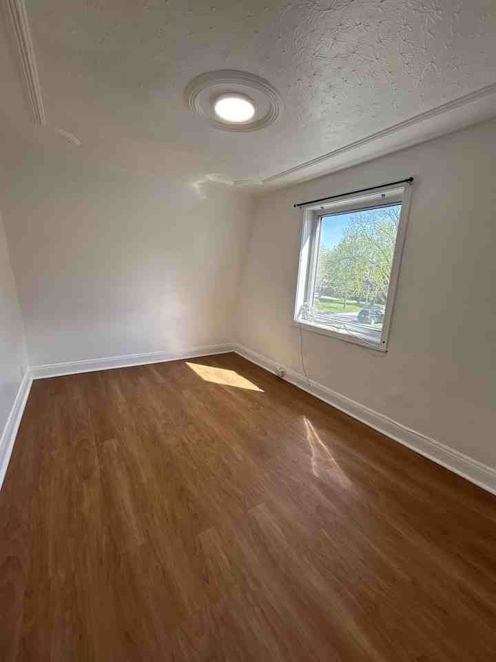 452 Notre Dame St - Photo 6 of 11