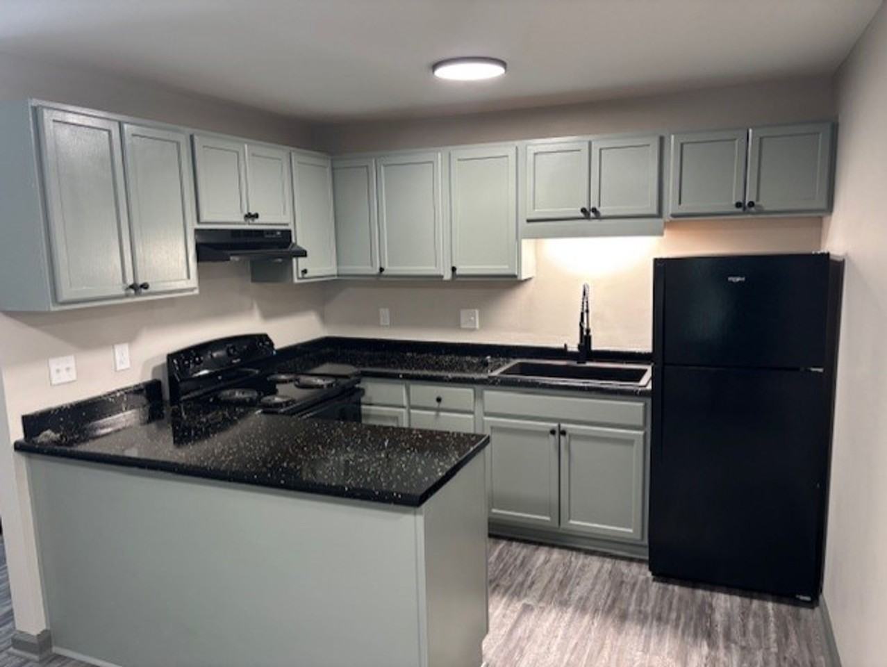 Camden Pointe Apartments - Photo 2 of 10
