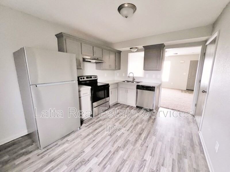 304 N 3rd St - Photo 3 of 7