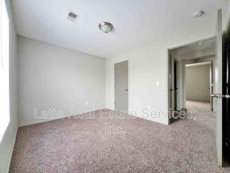 304 N 3rd St - Photo 4 of 7