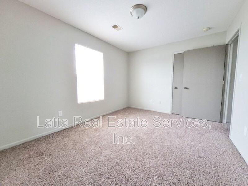 304 N 3rd St - Photo 5 of 7