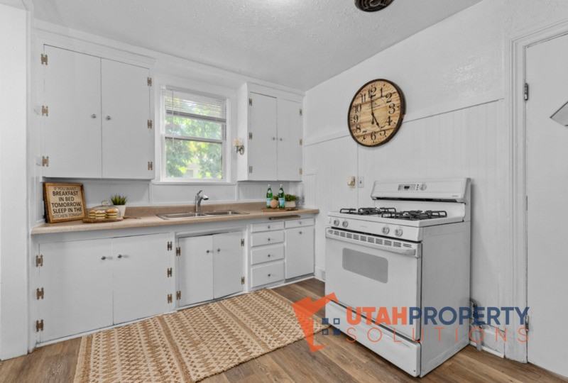 2263 S Green St - Photo 4 of 10