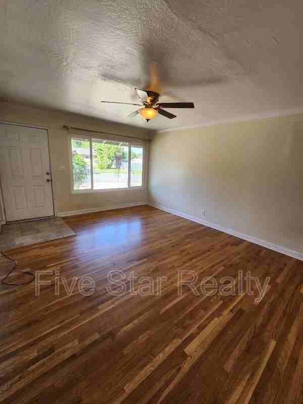 544 Laurel Dr - Photo 3 of 21