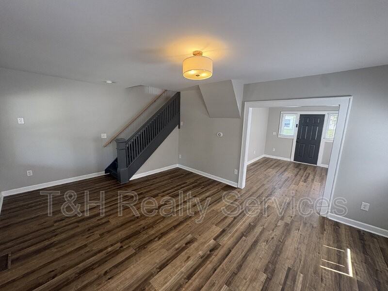 637 N Gray St - Photo 4 of 19