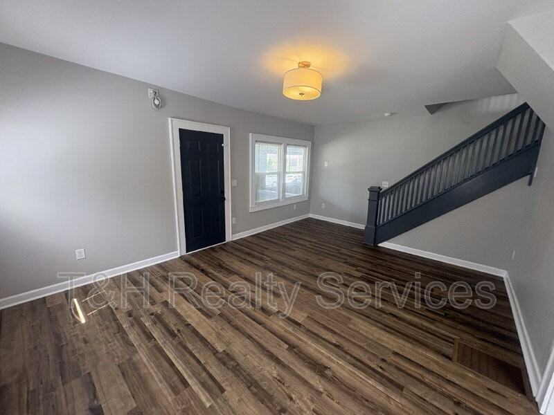 637 N Gray St - Photo 5 of 19