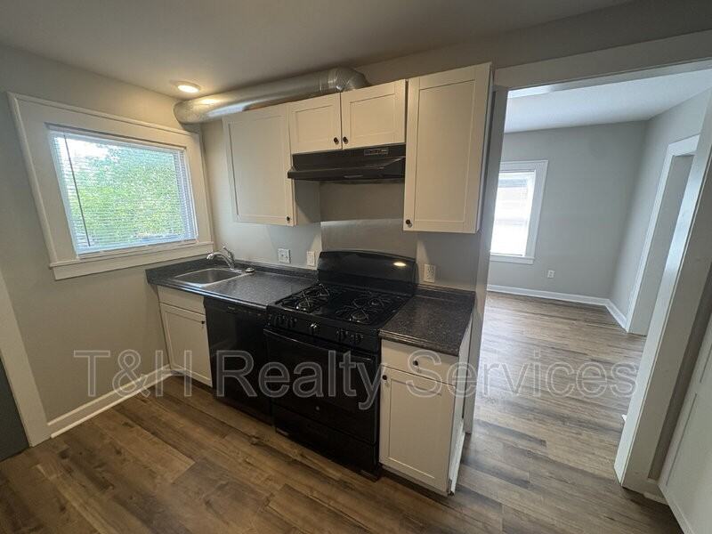 637 N Gray St - Photo 7 of 19