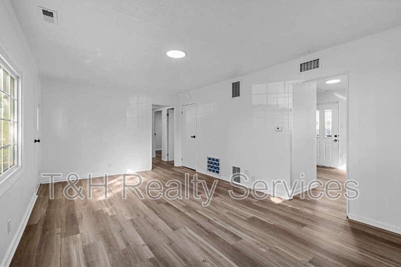 2233 Saint Paul St - Photo 4 of 20