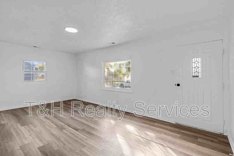 2233 Saint Paul St - Photo 6 of 20