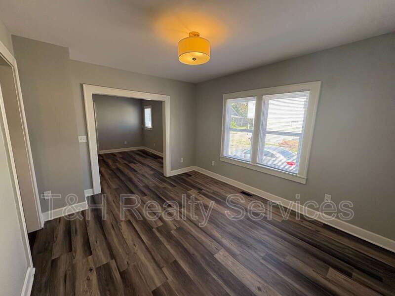 639 N Gray St - Photo 6 of 19