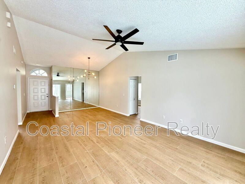 11222 Clayridge Dr - Photo 4 of 31