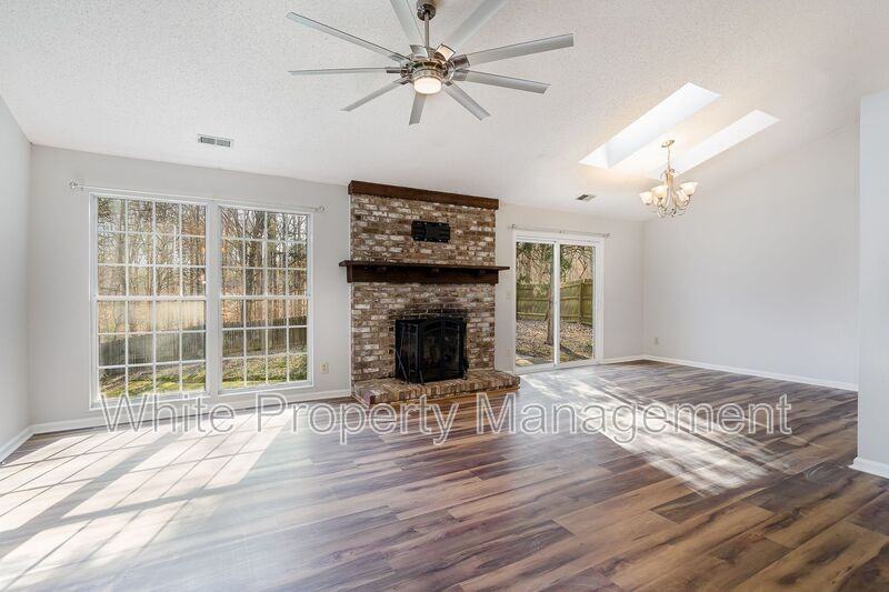 11100 Deerpath Ct - Photo 4 of 18