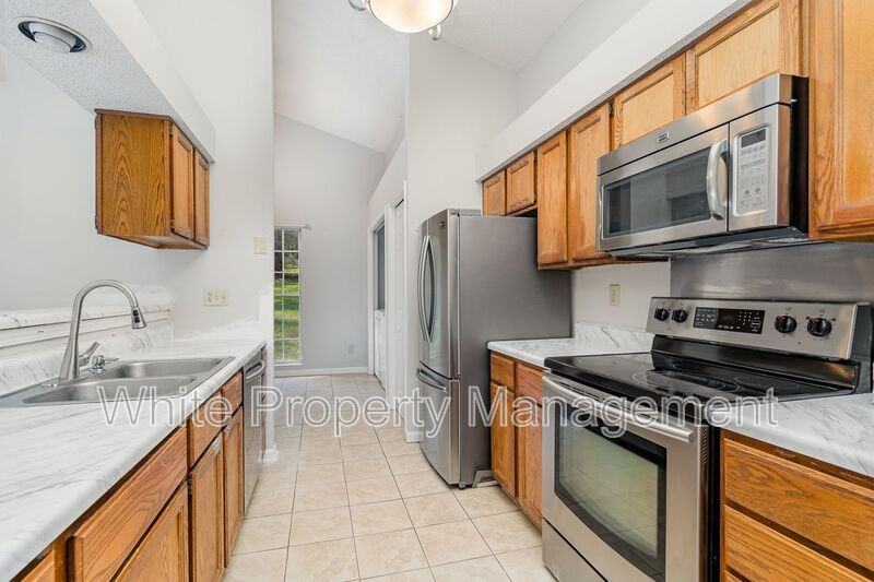 11100 Deerpath Ct - Photo 7 of 18