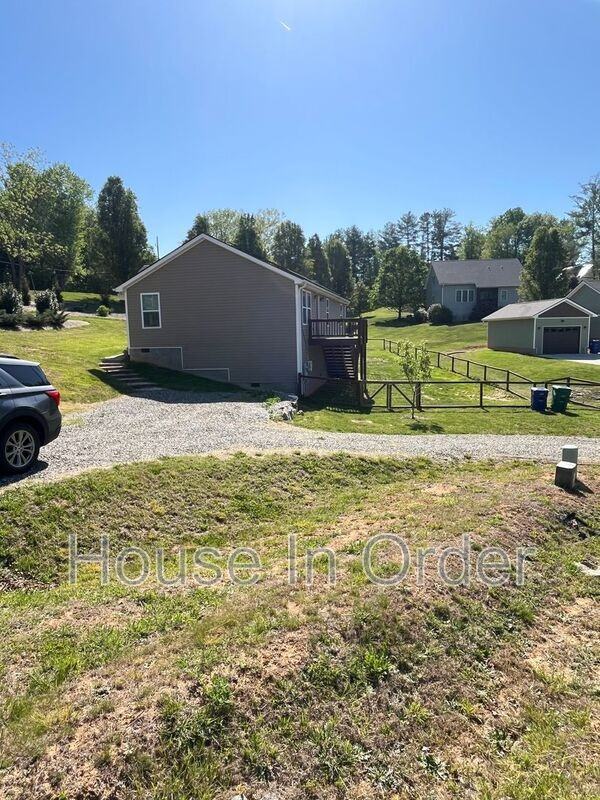 102 Zoeys Cove Rd - Photo 2 of 15