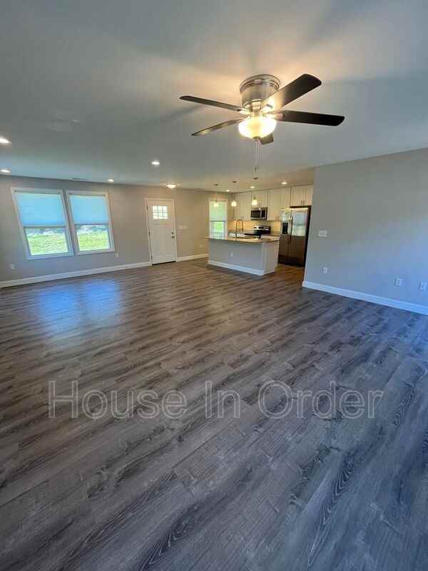 102 Zoeys Cove Rd - Photo 3 of 15