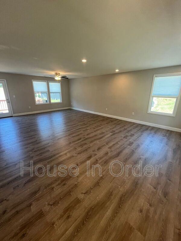 102 Zoeys Cove Rd - Photo 4 of 15