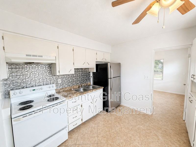 4727 34th St W - Photo 3 of 10